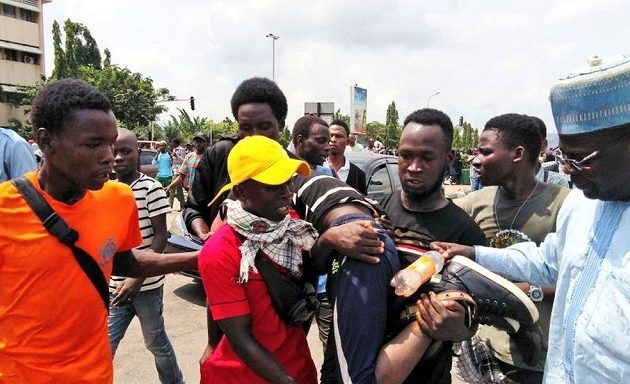 Επεισόδια μεταξύ αστυνομικών και διαδηλωτών έξω από τη Βουλή της Νιγηρίας