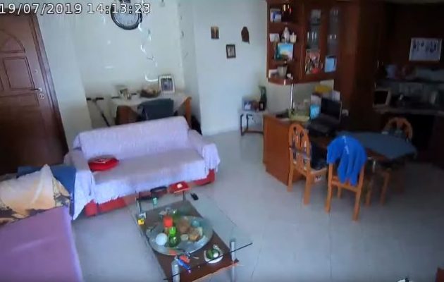 Αθήνα Σεισμός: Σπίτι στο Νέο Ηράκλειο «τρέμει» στα 5,1 Ρίχτερ (βίντεο)