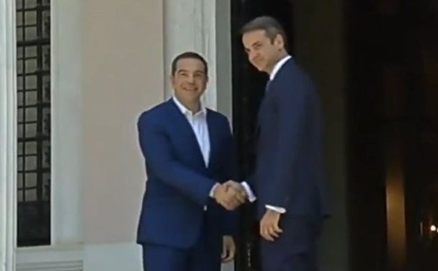 Ο Αλέξης Τσίπρας υποδέχθηκε τον Κυριάκο Μητσοτάκη στην είσοδο του Μαξίμου