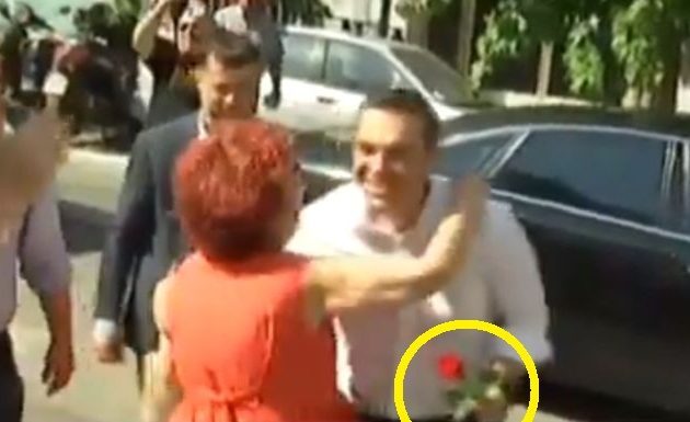 Τι συμβολίζει το σοσιαλιστικό κόκκινο ρόδο που κρατούσε ο Τσίπρας