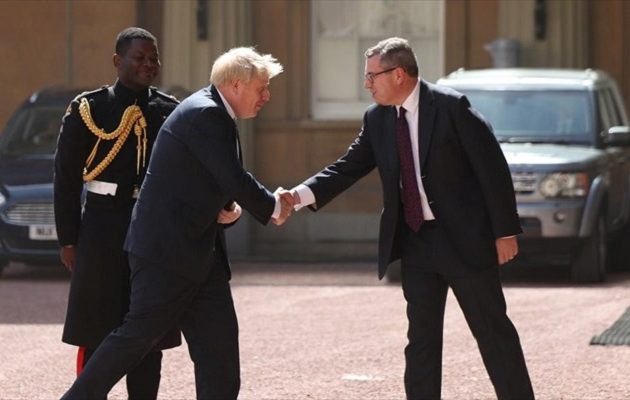 Διαδηλωτές προσπάθησαν να εμποδίσουν τον Τζόνσον να φτάσει στα Ανάκτορα του Μπάκιγχαμ