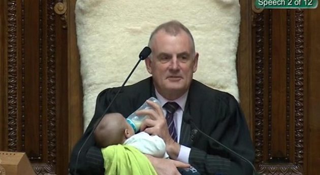 Ο προεδρεύων της Βουλής της Νέας Ζηλανδίας τάισε το μωρό βουλευτή