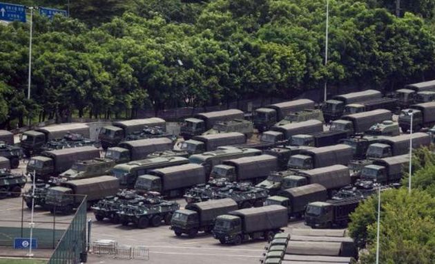 Κινεζικά στρατεύματα συγκεντρώθηκαν μια ανάσα από το Χονγκ Κονγκ