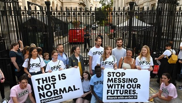 «Βράζει» η Βρετανία: 450.000 διαδικτυακές υπογραφές για να μην κλείσει η Βουλή