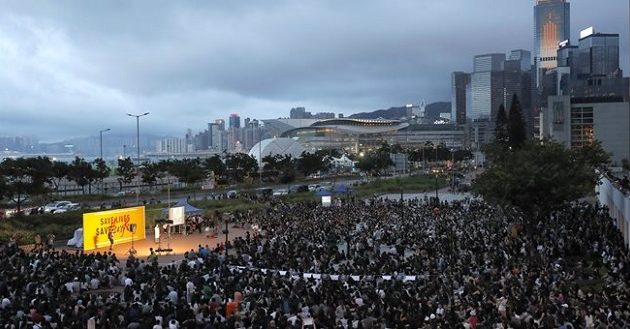 Χιλιάδες δημόσιοι υπάλληλοι διαδήλωσαν στο Χονγκ Κονγκ καλύπτοντας τα πρόσωπά τους