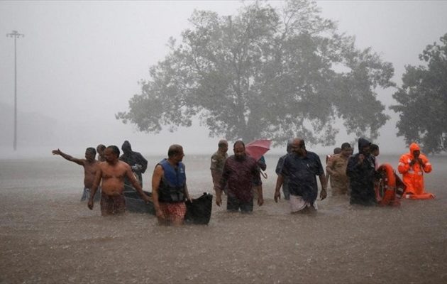 Ινδία: Τουλάχιστον 100 νεκροί από τις πλημμύρες