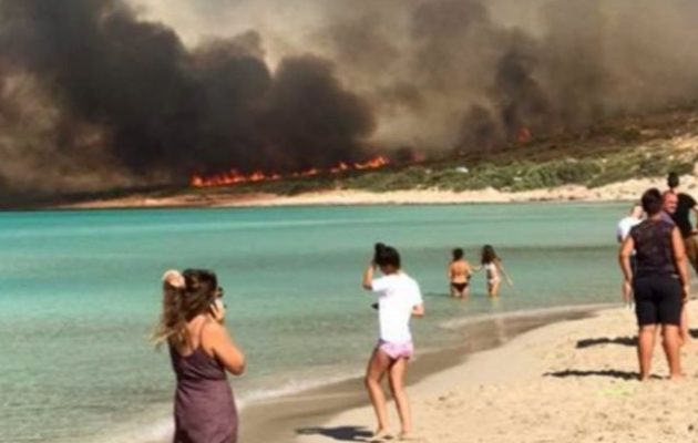 Εκκενώνεται η Ελαφόνησος από τους επισκέπτες – Η πυρκαγιά αναζωπυρώθηκε