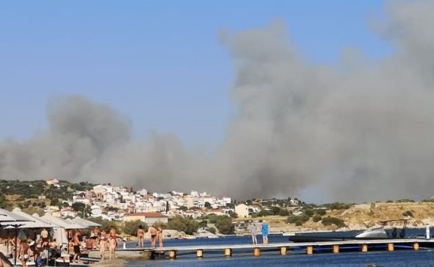 Φωτιά-Σάμος: Απομακρύνονται από τους πυροσβέστες τουρίστες και κάτοικοι