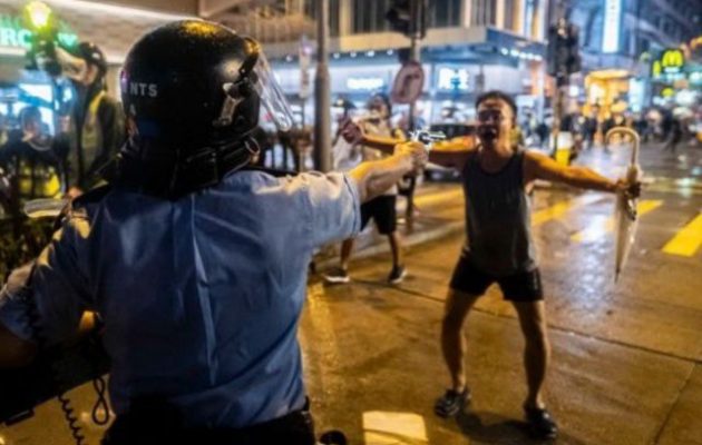 Νύχτα πρωτοφανούς βίας στο Χονγκ Κονγκ – Αστυνομικός άνοιξε πυρ κατά του πλήθους