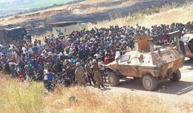 Ο τουρκικός στρατός άνοιξε πυρ για να διαλύσει πλήθος Σύρων που ήθελαν να εισέλθουν στην Τουρκία