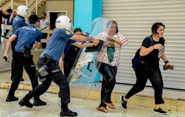 Η τουρκική αστυνομία ξυλοκόπησε διαδηλωτές μετά το ξήλωμα Κούρδων δημάρχων