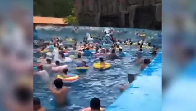 Τσουνάμι 3 μέτρων χτυπάει πισίνα στην Κίνα και τραυματίζει 44 άτομα (βίντεο)