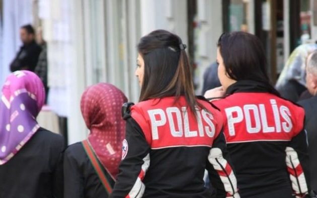 Τούρκοι αστυνομικοί παρακολουθούν όλο το 24ωρο τα social media και συλλαμβάνουν όποιον έχει άλλη άποψη