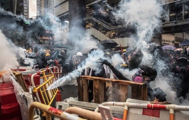 Μάχες στο Χονγκ Κονγκ: Η αστυνομία κάνει χρήση αντλιών νερού και πυροβολεί