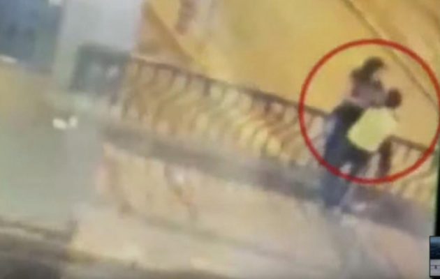 Τραγικός θάνατος για ζευγάρι ερωτευμένων: Έπεσαν από γέφυρα ενώ φιλιόντουσαν (βίντεο)