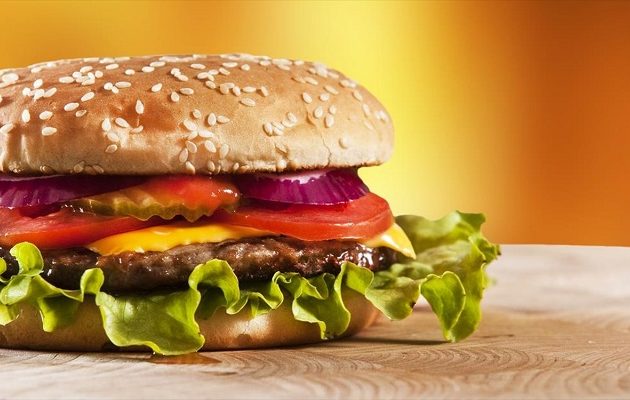Πελάτης βρήκε βίδα σε μπέργκερ και θα πάρει αποζημίωση 20.000 ευρώ