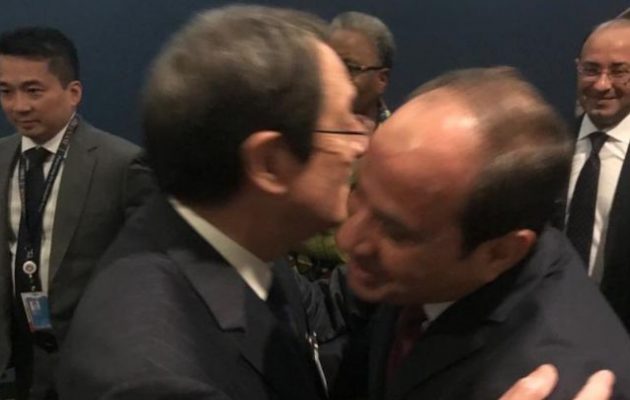 Φιλιούνται αγκαλιάζονται ο Αναστασιάδης με τον Αλ Σίσι – Τα βλέπει ο Τούρκος και «βράζει»