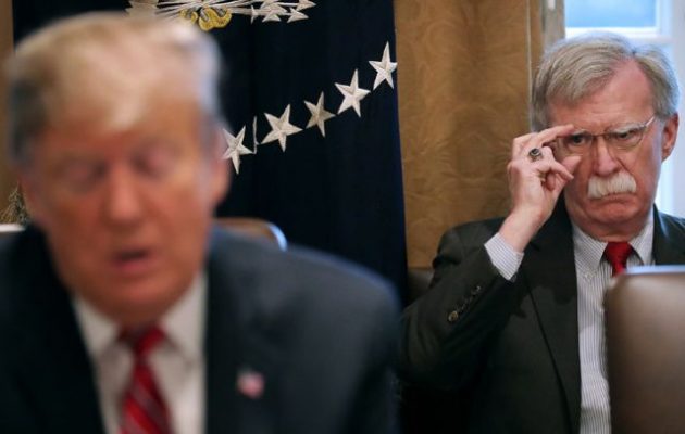 Ο Τζον Μπόλτον «έθαψε» τον Τραμπ – Τι είπε σε ιδιωτικό γεύμα για την εξωτερική πολιτική