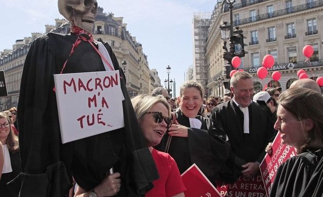 Γιατροί και δικηγόροι διαδήλωσαν κατά των συνταξιοδοτικών μεταρρυθμίσεων στη Γαλλία