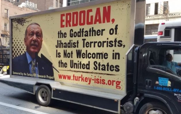 Κινητή αφίσα στη Νέα Υόρκη καταγγέλλει τον Ερντογάν ως «νονό» των τζιχαντιστών (βίντεο)