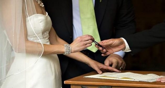 Ποιος νέος δήμαρχος «απαγορεύει» τους πολιτικούς γάμους στο δημαρχείο (φωτο)