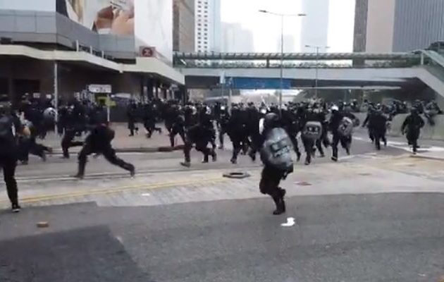 Η Αστυνομία επιτέθηκε πλευρικά στους διαδηλωτές τρέποντάς τους σε φυγή (βίντεο)