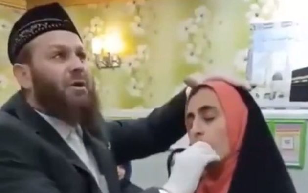 Ιμάμης ρίχνει φάπες σε ασθενή για να την «κάνει καλά» και μετά της βάζει δάχτυλα στο στόμα (βίντεο)