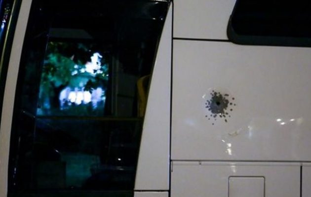 Παραδόθηκε ο 45χρονος που πυροβόλησε τουριστικό λεωφορείο έξω από το «Κάραβελ»