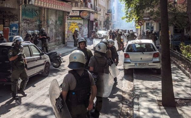 Επιτέθηκαν με πέτρες και μολότοφ σε διμοιρία των ΜΑΤ στα Εξάρχεια