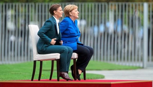 Γερμανικός Τύπος: Το αίνιγμα της… καρέκλας «στοιχειώνει» τη Μέρκελ