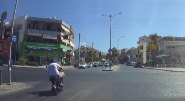 Έλληνας οδηγός περνάει με κόκκινο και απειλεί με σφαλιάρες (βίντεο)