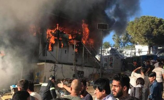 Πληροφορίες για νεκρούς στη Μόρια – Η Αθήνα στέλνει ενισχύσεις διμοιρίες ΜΑΤ στη Λέσβο