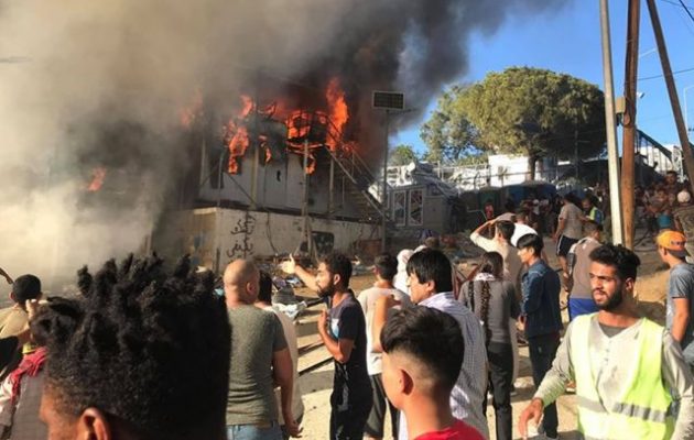 Νεκροί, πυρκαγιά και εξέγερση στη Μόρια – 12.000 αλλοδαποί σε «έκρηξη»