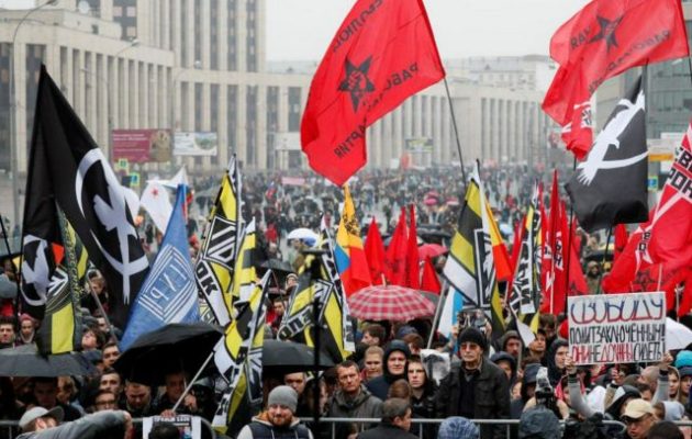 20.000 διαδήλωσαν στη Μόσχα απαιτώντας να αφεθούν ελεύθεροι φυλακισμένοι διαδηλωτές