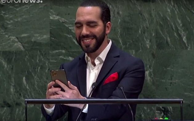 Ο πρόεδρος του Ελ Σαλβαδόρ τράβηξε σέλφι πριν την ομιλία του στον ΟΗΕ (βίντεο)