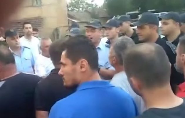 Βόρεια Μακεδονία: Συνελήφθησαν χωριάτες που κυμάτιζαν σημαίες με τον Ήλιο της Βεργίνας
