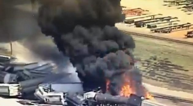 ΗΠΑ: Τρένο εκτροχιάστηκε και τυλίχθηκε στις φλόγες στο Ιλινόις (βίντεο)