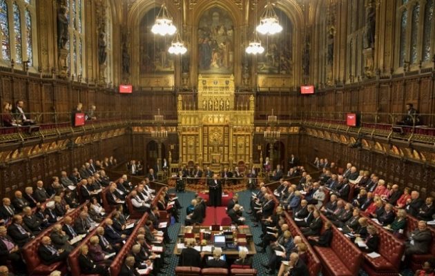 Νέα φάπα σε Τζόνσον: Η Βουλή «μπλοκάρει» πρόωρες εκλογές και άτακτο Brexit