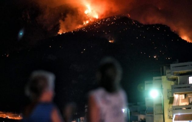 Μαίνεται η φωτιά στο Λουτράκι – Πολλά μέτωπα