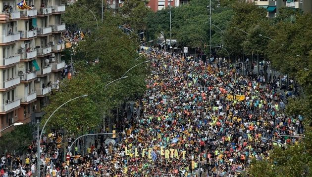 Παρέλυσε η Βαρκελώνη: Χιλιάδες διαδηλωτές στους δρόμους για τις φυλακίσεις αυτονομιστών ηγετών