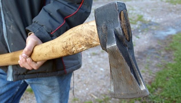 35χρονος βγήκε με τσεκούρι στο δρόμο και χτύπησε τον πρώτο που βρήκε