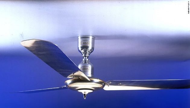 Πατριός πέταξε βρέφος στον αέρα και σκοτώθηκε από τον ανεμιστήρα στο ταβάνι