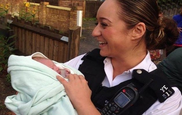 Κύπρια αστυνομικός ξεγέννησε γυναίκα στη μέση του δρόμου στο Λονδίνο