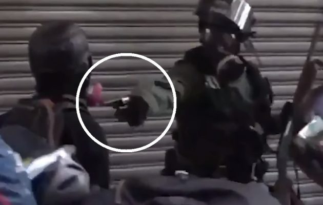 Οδομαχίες στο Χονγκ Κονγκ – Αστυνομικός πυροβόλησε διαδηλωτή (βίντεο)