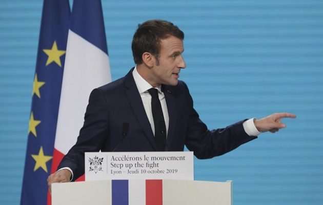 Μακρόν: Η Τουρκία να τερματίσει την επίθεση στη Συρία