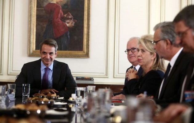 Μισόλογα από τους τραπεζίτες στον Μητσοτάκη – Δεν αναιρούν τις αυξήσεις στα ΑΤΜ