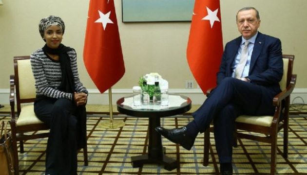 Η μουσουλμάνα βουλευτής Ιλχάν Ομάρ ΔΕΝ ψήφισε τη Γενοκτονία των Αρμενίων