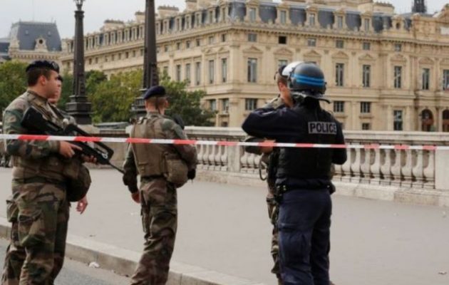 Πρώην αστυνομικός έσφαξε τέσσερις Γάλλους αστυνομικούς μέσα στο Αρχηγείο στο Παρίσι