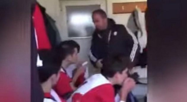 Τούρκος προπονητής «μοιράζει» χαστούκια στους παίκτες του (βίντεο)