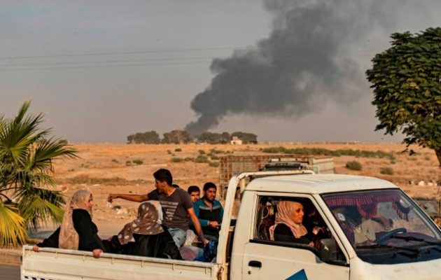 Οι Τούρκοι βομβαρδίζουν κατοικημένες περιοχές στο συριακό Κουρδιστάν – Χιλιάδες άμαχοι πρόσφυγες